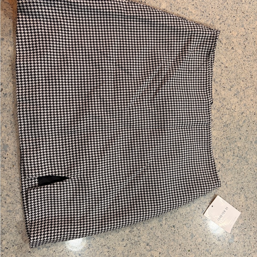 Forever 21 Black and White Houndstooth Mini Skirt